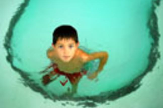 Child_in_swimming_pool_SM