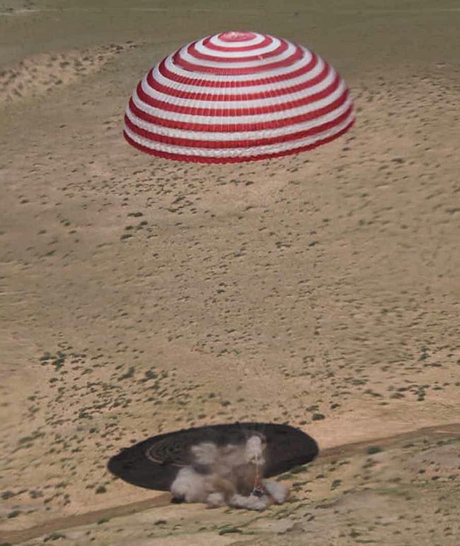 The Shenzou 9 capsule lands in Inner Mongolia on 29 June 2012
