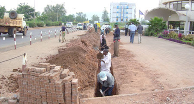 Photo of workers laying fibre in Rwanda