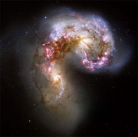 Hubble snaps the antenna galaxy