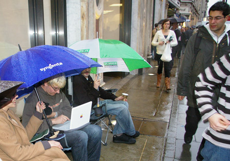 Queue for Apple iPhone on Regent Street