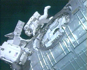 Mission specialists Mike Fossum and Ron Garan as they conduct the second spacewalk of the STS-124 mission. Photo:NASA TV
