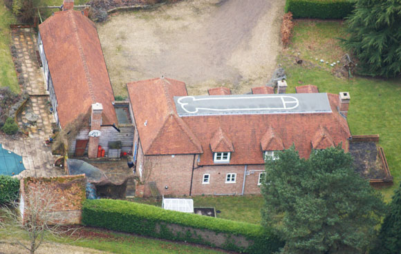 The giant phallus seen on the roof of Berkshire mansion. Photo: KNS News