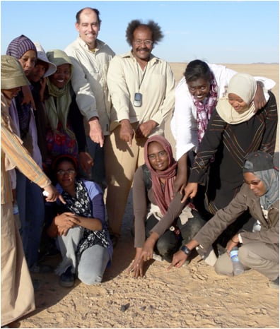 NASA's Jenniskens with Dr Shaddad and students from Khartoum Uni at a meteorite find in the Nubian Desert