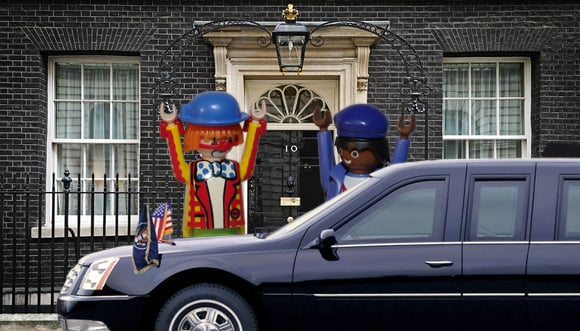Brown greets Obama at Downing Street