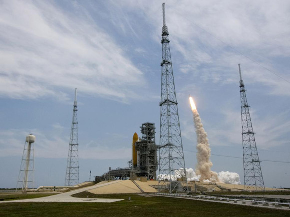 Atlantis launch with Endeavour on launch pad 39B