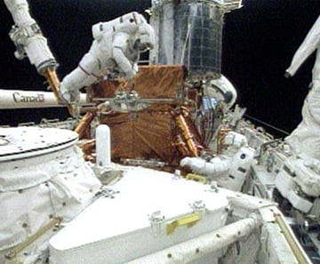 John Grunsfeld and Drew Feustel on the fifth spacewalk. Pic: NASA