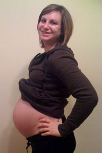 A shot of pregnant Lynsee, courtesy of MomsLikeMe