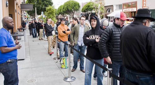 iPad purchasers line at the San Francisco Chestnut Street store