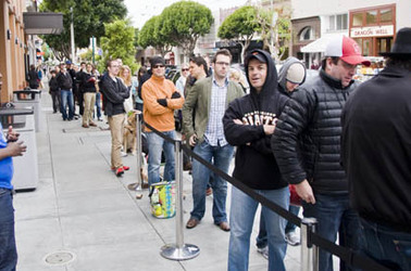 iPad purchasers line at the San Francisco Chestnut Street store