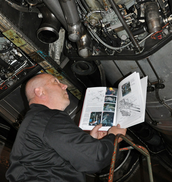 Kev Stone inspects XH558