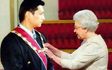 Wong receives his honour from the Queen