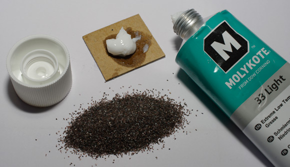 Low temperature grease and aluminium oxide grit