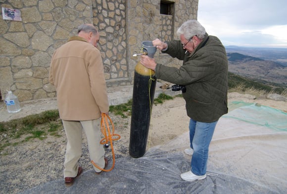 Jose Manuel and Jose Maria tackle the helium bottle