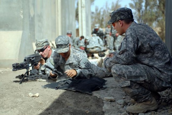 US troops in training carry out a barrel change on an M240B machine gun. Credit: Sgt Lindsey Bradford/US Army