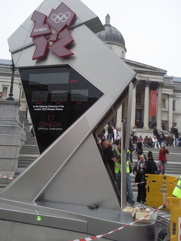 Man fixes London's Olympic clock. Pic: John Oates/The Register