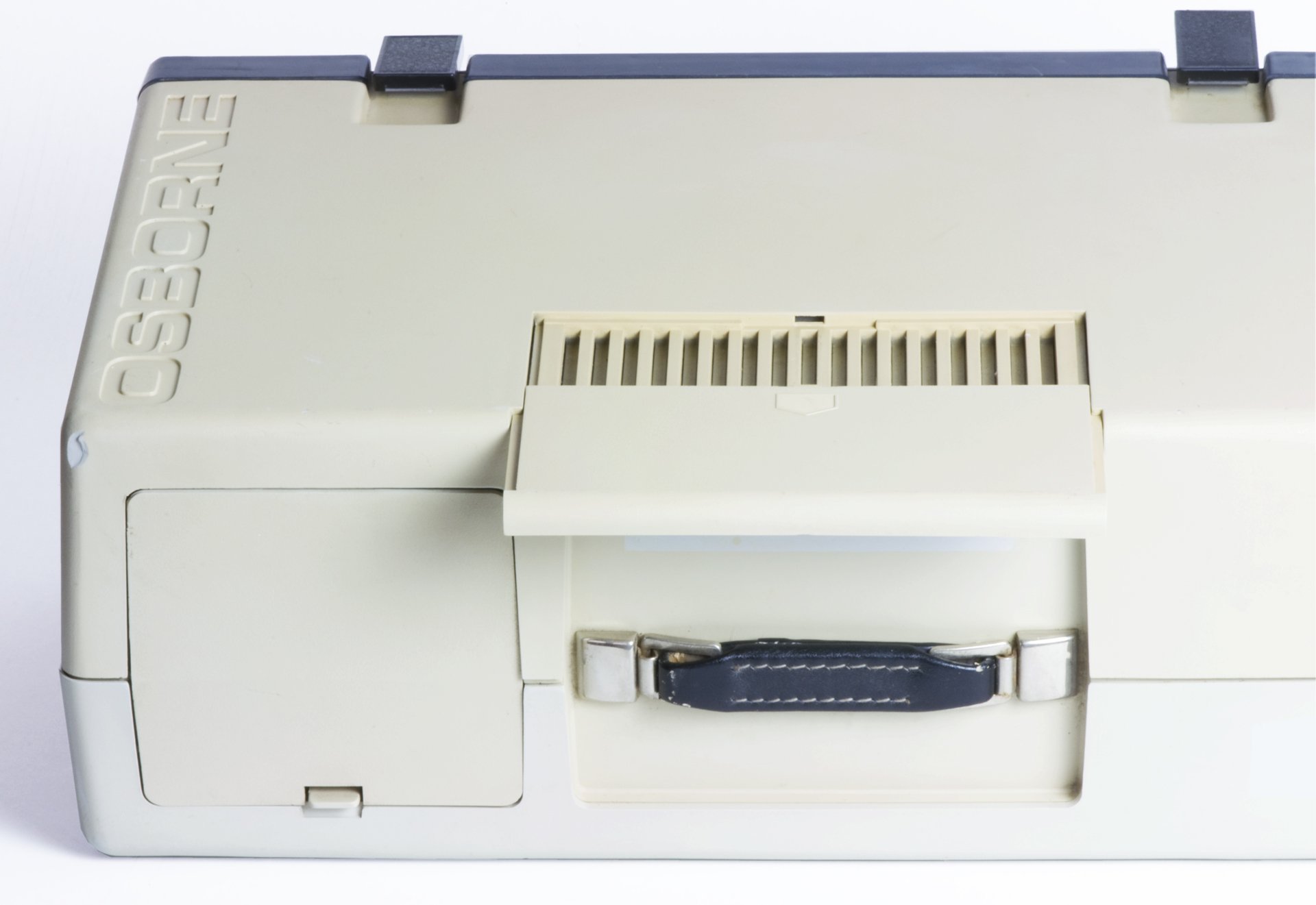 Bottom first. Osborne 1 (1981 год). Osborne 1 габариты. Osbourne 1981 первый портативный компьютер. Osborne 1 разъемы.