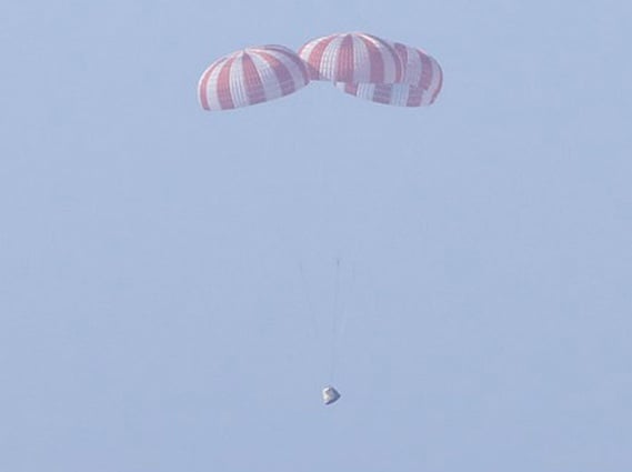 The Dragon capsule coming in for its first splashdown. Credit: SpaceX