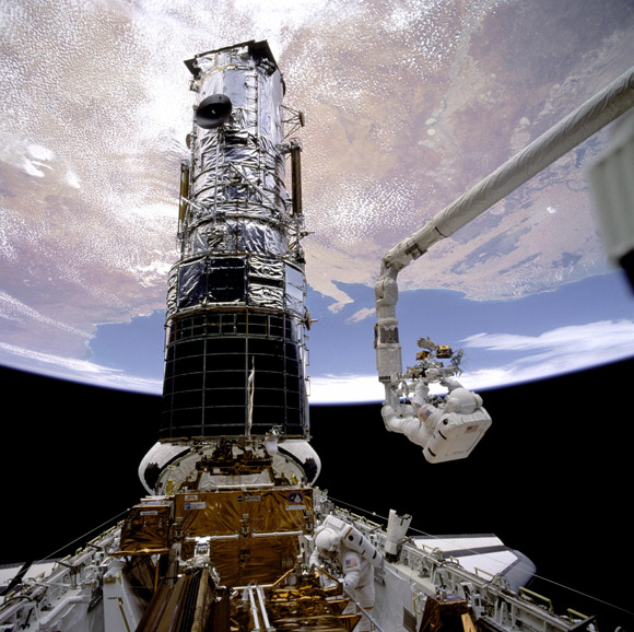 Astronauts F Story Musgrave and Jeffrey A Hoffman during a STS-61 spacewalk. Pic: NASA