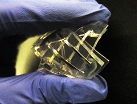 Prototype of quasi-liquid device with memristor characteristics