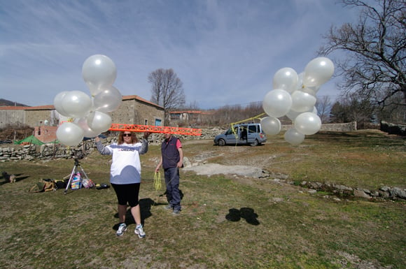 The flying truss with balloon clusters