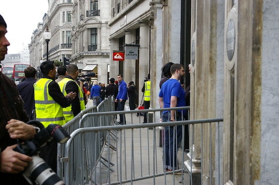 The iPad queue London, credit The Register