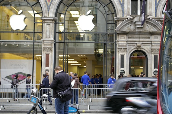 The iPad queue London, credit The Register