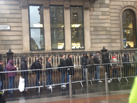 The iPad queue London, credit Joseph Heaney