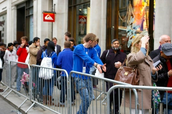 The iPad queue London, credit The Register