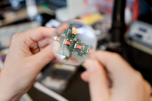 Robot pebbles under construction