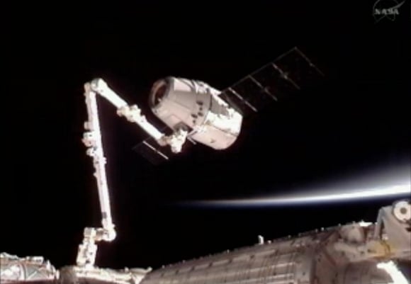 ISS captures the Dragon