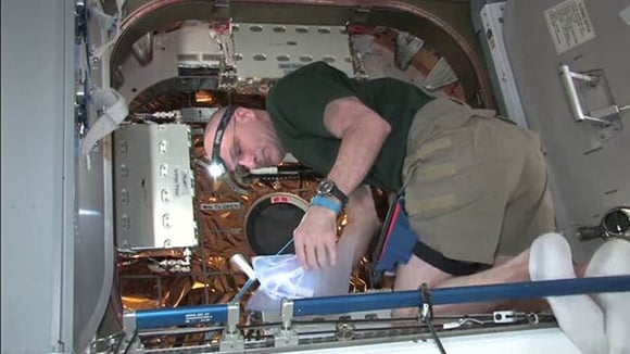 Astronaut Don Pettit opens the Dragon hatch