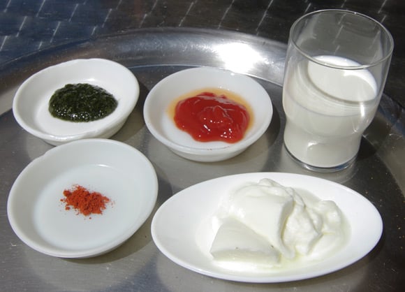 The ingredients for the pakora sauce