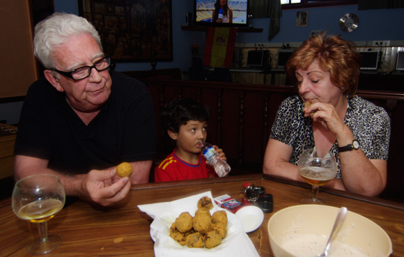 Jose Maria Pita tries haggis pakora