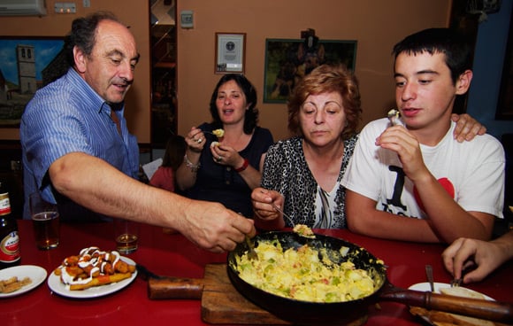 Fernando, Lourdes, Fina and Andres pile into the Bauernfrühstück