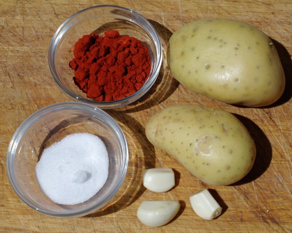 The ingredients needed for patatas revolconas