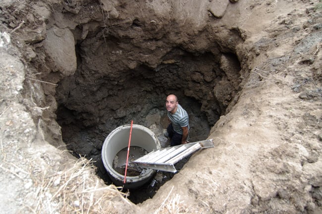 Rui in the pit, levelling the first tube