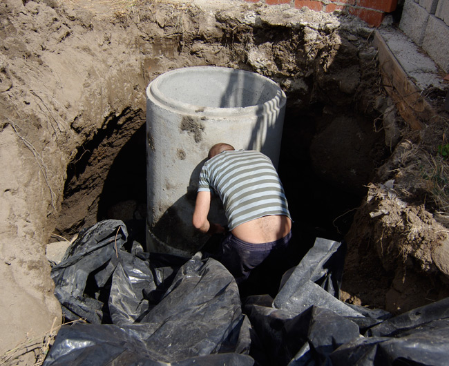 Rui surrounding the well tubes with plastic sheeting