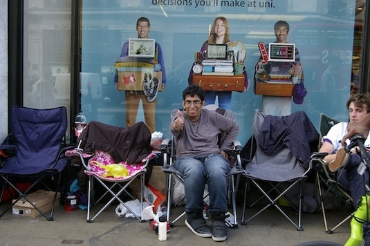 iPhone 5 queue London, credit The Register