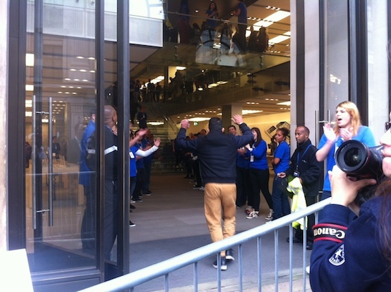 iPhone 5 queue London, credit The Register