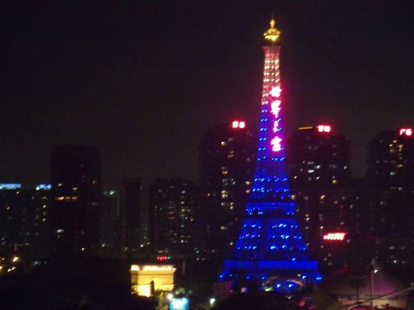 photos of eiffel tower at night illegal