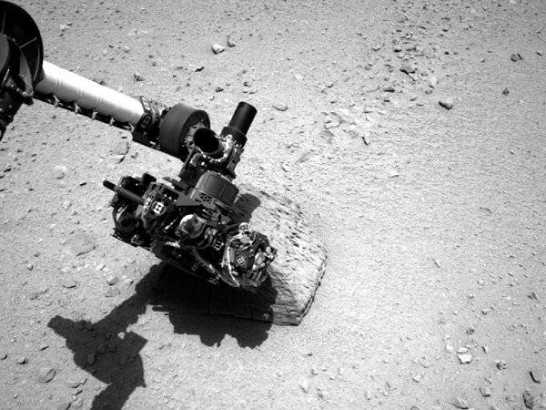Curiosity's robotic arm probes first rock