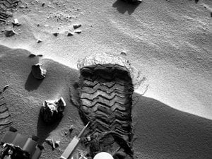 Curiosity&#39;s wheel scuff for soil sample at Rocknest