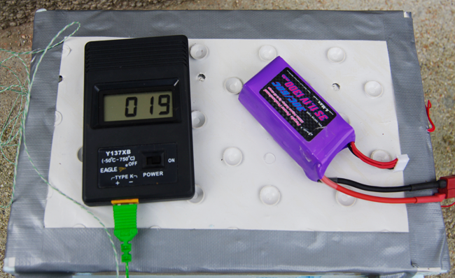 The rubber mat taped on top of everything, with the battery and temperature meter connected