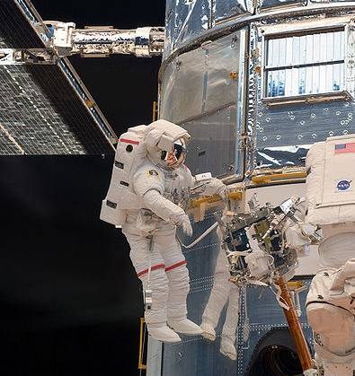 John Grunsfeld repairs the Hubble 