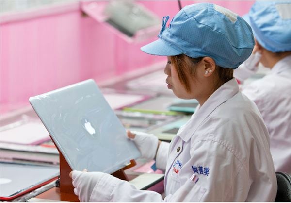 A worker in Apple&#39;s supply chain, photo credit Apple, from the Supplier Responsibility Report 2013