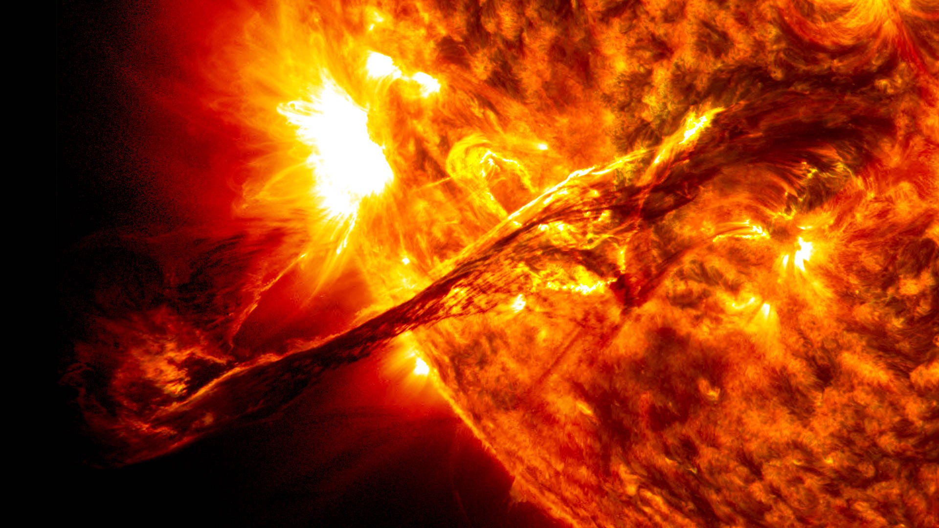 Sun's MASSIVE solar storm belch to light up Earth's skies • The Register