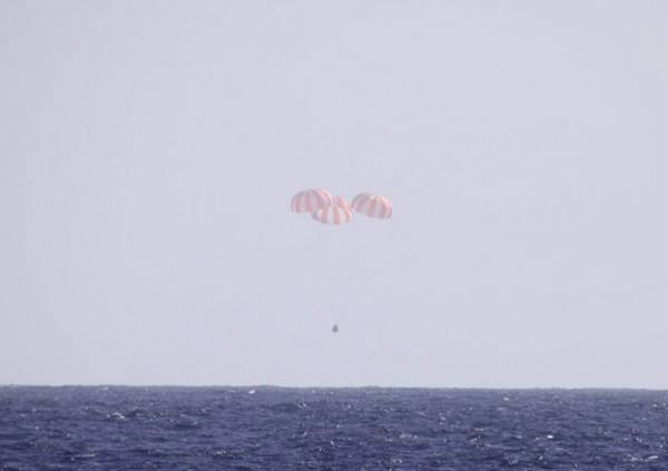 SpaceX Dragon capsule landing