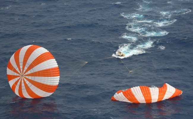 Dragon spacecraft and chutes in the Pacific after splashdown on 31 May 2012. Pic: US Navy/NASA