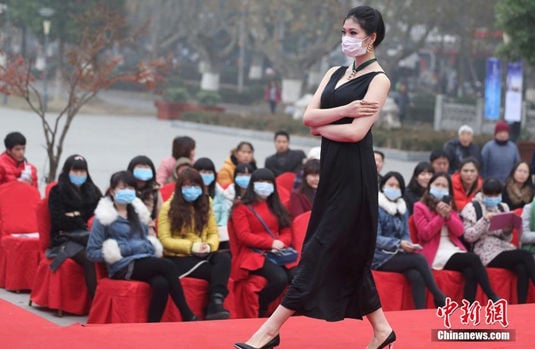 Fashion models in Shenzhen, forced to wear protective masks on the runway due to air pollution